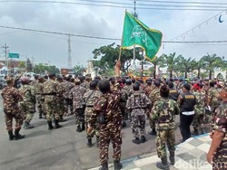 Banser Pasuruan Demo Buntut Wajah Gus Irsyad di Logo Kapiten Dicoret-coret