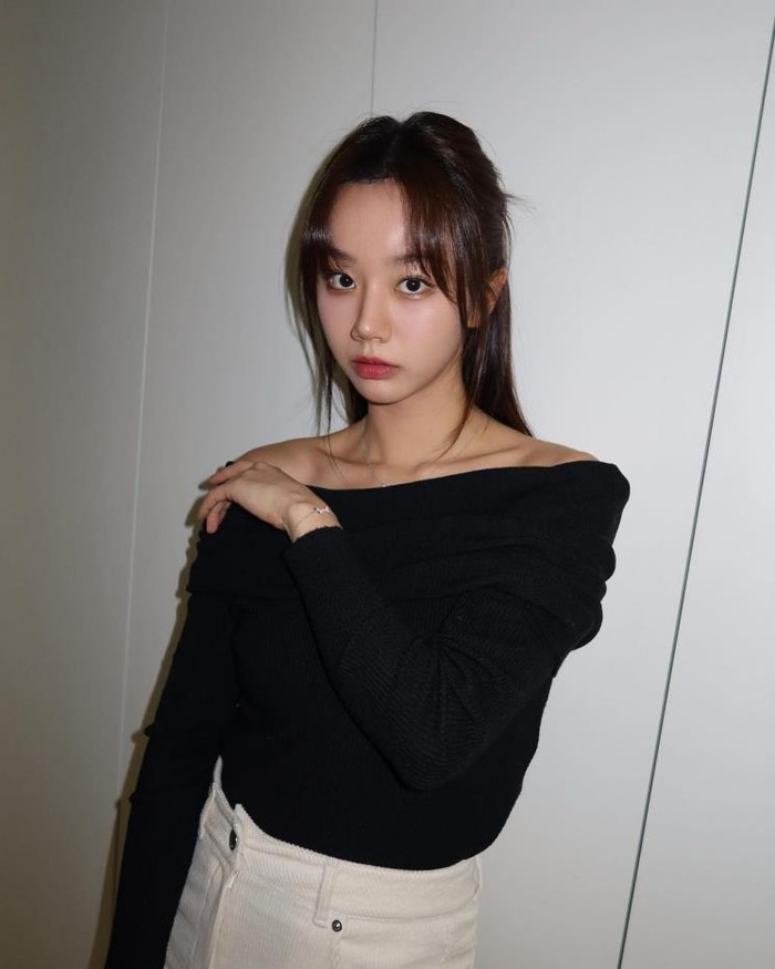 Hyeri Girl's Day menciptakan gaya minimalis dengan atasan off-shoulder dengan siluet ketat. Perpaduan warna hitam dan putih menonjolkan kesan simpel dan anggun. Kalung dan gelang ditambahkan untuk menambah sentuhan elegan./ Foto: Elle.co.kr