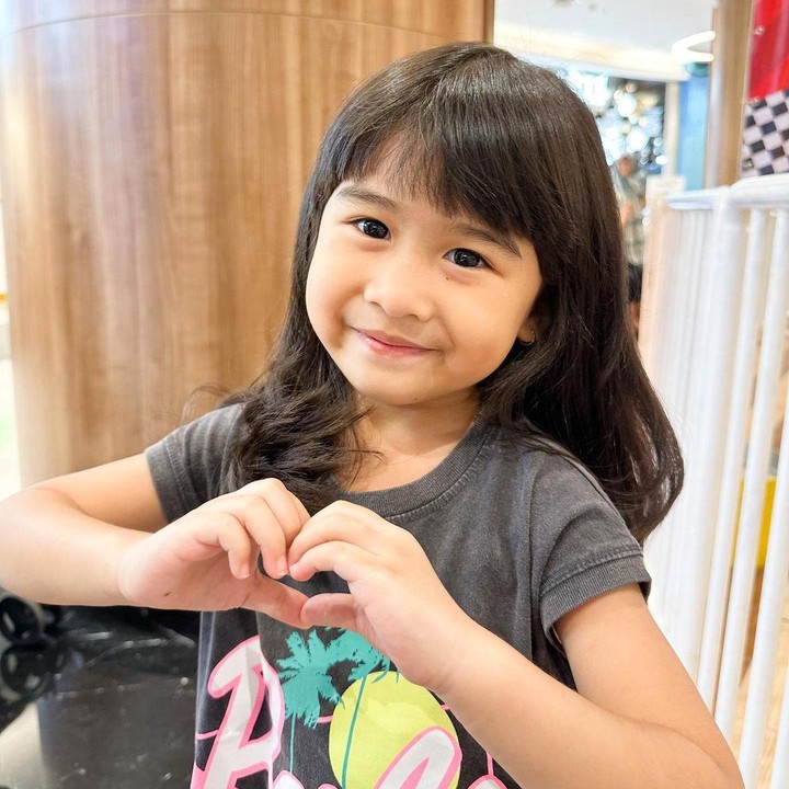 <p>Banyak netizen yang dibuat gemas dengan sosok Nane nih, Bunda. Mereka pun berharap Nane tumbuh dengan sehat dan bahagia. (Foto: Instagram: @indrajegel/@sasqyahildayatibatubara)</p>