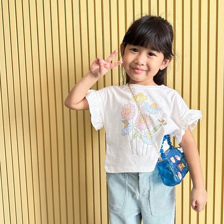 <p>Dari pernikahannya, Indra Jegel dan istrinya dikaruniai seorang putri cantik bernama Jihane Kallula Kiyandra. Si Kecil yang akrab disapa Nane ini lahir pada 18 Desember 2018. Nane kini berusia 5 tahun, Bunda. (Foto: Instagram: @indrajegel/@sasqyahildayatibatubara)</p>