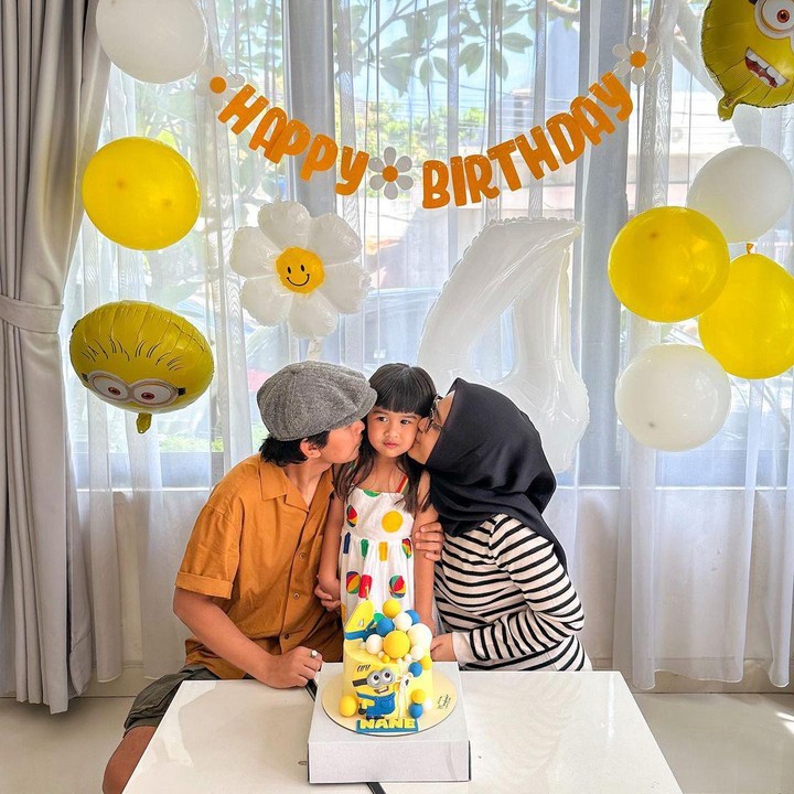 <p>Pada ulang tahun Nane beberapa bulan lalu, Indra Jegel turut mengungkapkan harapannya untuk sang putri. Jegel pun menyebut bahwa Nane adalah 'tempat' favorit-nya. (Foto: Instagram: @indrajegel/@sasqyahildayatibatubara)</p>