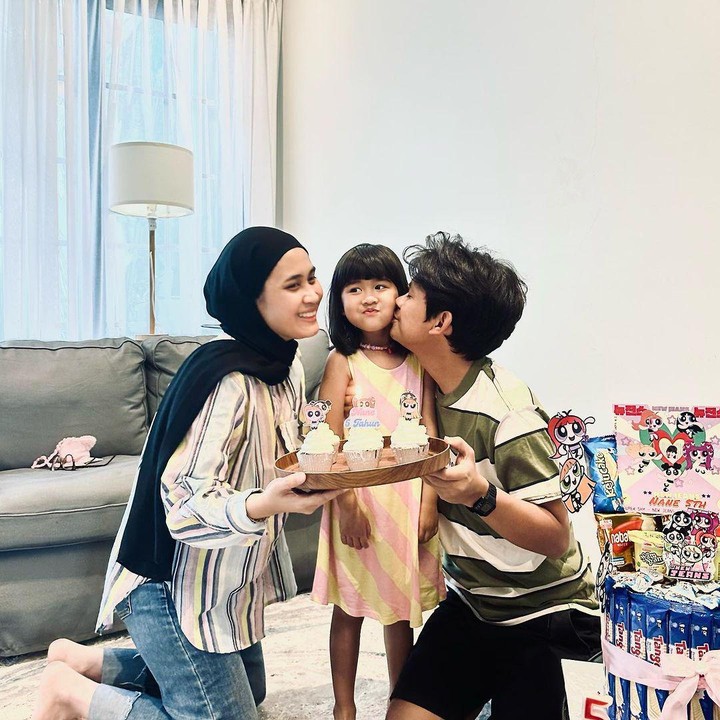 <p>Nama Indra Jegel belakangan menjadi pembicaraan lantaran filmnya berjudul <em>Agak Laen </em>sukses mencapai 7 juta penonton. Tak hanya karier, keluarga Indra Jegel juga mencuri perhatian. Komika yang satu ini diketahui menikah dengan Sasqya Hildayati Batubara pada tahun 2018, Bunda. (Foto: Instagram: @indrajegel/@sasqyahildayatibatubara)</p>