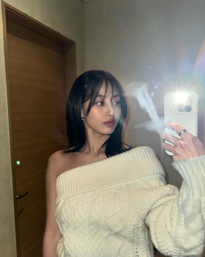 Jihyo TWICE terlihat elegan dalam outift sweater yang dikenakan dengan unik. Detail off-shoulder yang dipamerkannya terlihat lebih trendy dan cantik bahkan tanpa perhiasan apa pun./ Foto: elle.co.kr