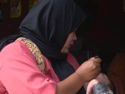 Kisah Ibu Penjual Odeng Besarkan Anak Penderita Cerebral Palsy