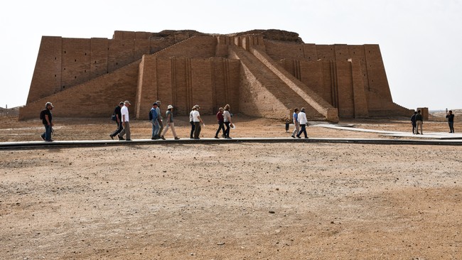 Uni Emirat Arab akan membuat mega proyek piramida Ziggurat setinggi 1.200 meter dan bisa menampung jutaan orang di Dubai.