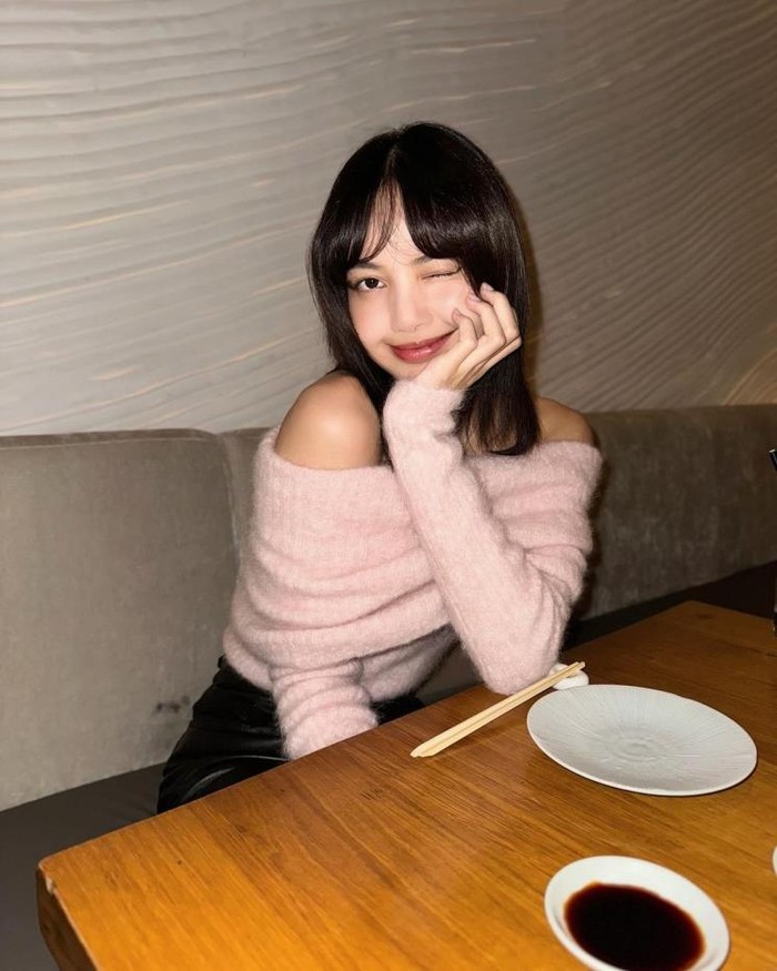 Lisa BLACKPINK menciptakan tampilan yang indah dalam balutan sweater off-shoulder berwarna pink pastel dengan riasan dan gaya rambut natural. Outfit yang ia kenakan terlihat simpel namun cerah, dan berhasil membuatnya menonjol./ Foto: Elle.co.kr
