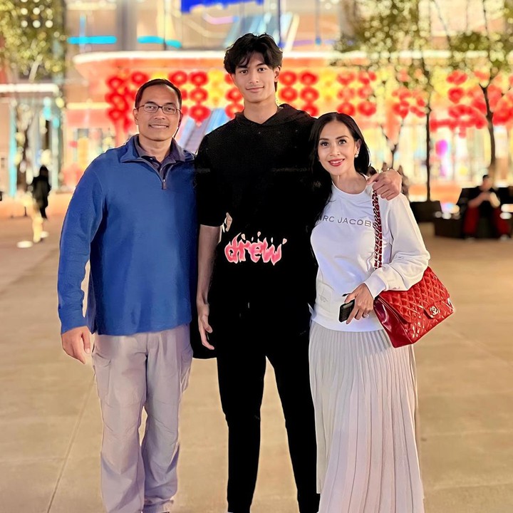 <p>Sebelumnya, Marco juga menuai decak kagum karena berangkat ke Taiwan untuk tanding basket. Di sana, ia didampingi oleh Ayah dan Bundanya secara langsung, lho. "<em>Good Luck</em> Marco in Taiwan. Menjelang Pertandingan Basket di Taipei besok, <em>bismillah</em>. Selamat Bertanding utk team JIS DRAGONS Semoga juwara!" katanya. (Foto: Instagram @dps_diahpermatasari)<br /><br /><br /></p>