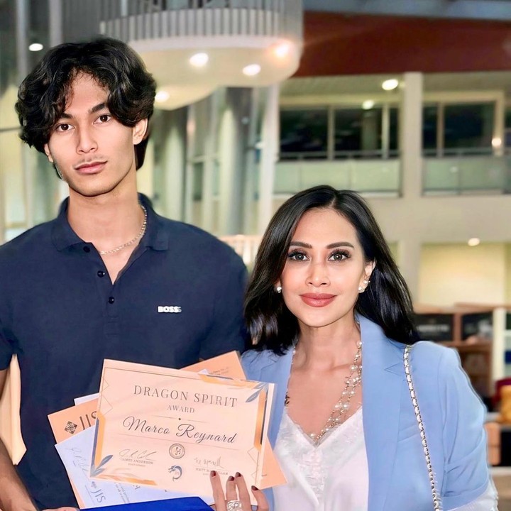 <p>Kabar terbaru, Diah membagikan <em>postingan</em> terkait sang putra yang mendulang prestasi. Diketahui, Marco berhasil membawa pulang penghargaan Dragon Spirit Awards dari pihak sekolah. (Foto: Instagram @dps_diahpermatasari)<br /><br /><br /></p>