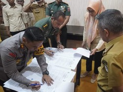 Pemkab Bone Serahkan Dana Hibah Rp 13 M ke TNI-Polri untuk Pengamanan Pilkada