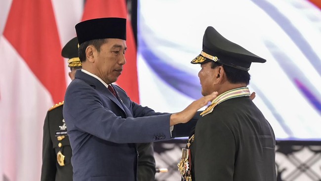 Presiden Joko Widodo resmi menganugerahi kenaikan pangkat secara istimewa berupa Jenderal TNI kehormatan kepada Menteri Pertahanan Prabowo Subianto.