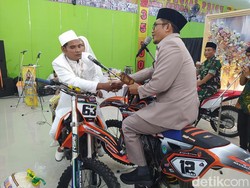 Unik! Pasangan di Magelang Ini Ijab Kabul di Atas Motor Trail