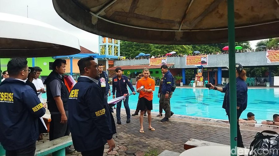 Polisi melanjutkan rekonstruksi pembunuhan anak Tamara Tyasmara, Dante (6), di kolam renang. Total ada 49 adegan diperagakan. (Kurniawan Fadilah/detikcom)