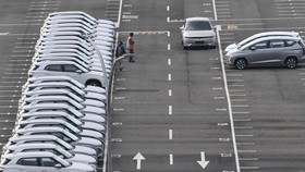 Sejumlah mobil baru terparkir di halaman pabrik otomotif di Bojongmangu, Kabupaten Bekasi, Jawa Barat, Selasa (27/2/2024). Menteri Koordinator Bidang Perekonomian Airlangga Hartarto memperkirakan penjualan mobil di Indonesia pada tahun ini bisa menin