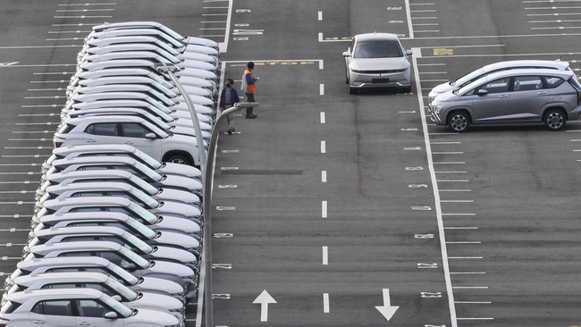 Sejumlah mobil baru terparkir di halaman pabrik otomotif di Bojongmangu, Kabupaten Bekasi, Jawa Barat, Selasa (27/2/2024). Menteri Koordinator Bidang Perekonomian Airlangga Hartarto memperkirakan penjualan mobil di Indonesia pada tahun ini bisa menin
