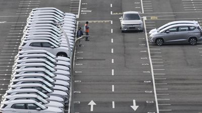 Sejumlah mobil baru terparkir di halaman pabrik otomotif di Bojongmangu, Kabupaten Bekasi, Jawa Barat, Selasa (27/2/2024). Menteri Koordinator Bidang Perekonomian Airlangga Hartarto memperkirakan penj