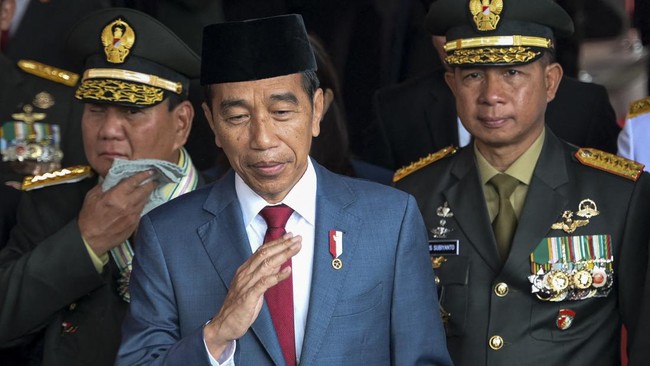 Jokowi memastikan harga bahan bakar minyak (BBM) tidak akan mengalami kenaikan. Tapi katanya, pengumuman akan dilakukan Pertamina.