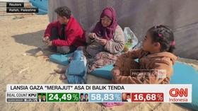 VIDEO: Lansia Gaza 'Merajut' Asa di Balik Tenda