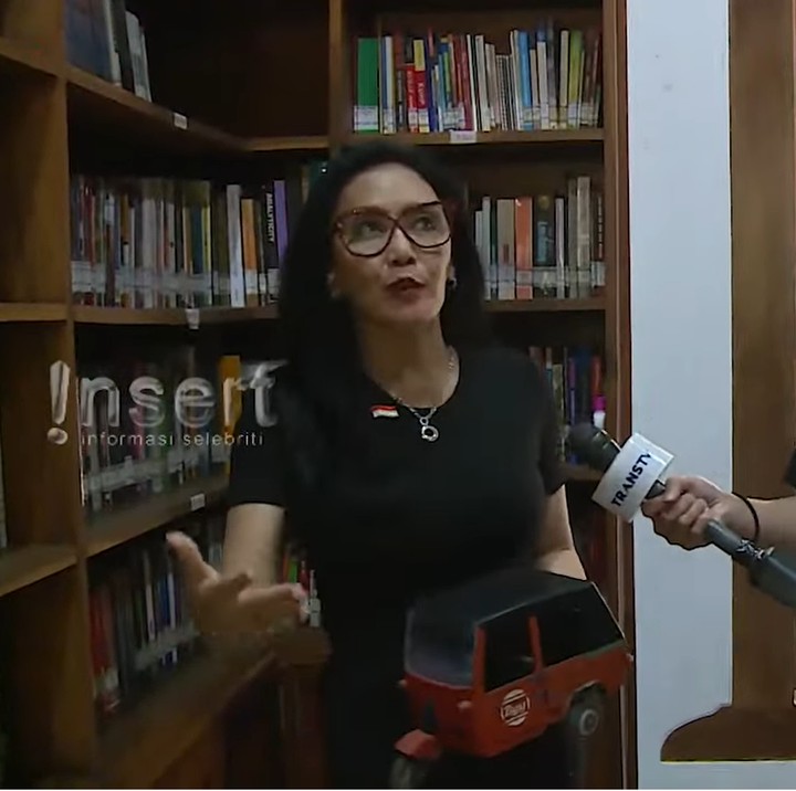 <p>Rumah Rieke juga memiliki<em> hidden gem, lho</em>. Ia menyimpan koleksi buku-buku kuno di ruang perpustakaan. Di sana, ia juga menyimpan miniatur bajaj yang sangat penting untuknya. "Kadang kita juga bikin diskusi di sini. Buku tua ada banyak di sini. Lalu ini (miniatur bajaj) akan selalu ada di hatiku karena rumah ini didapat dari honor Bajaj Bajuri. Dapat honor bayar tukang bangunan, dapat honor bayar semen. Kecuali kayu, karena kayu itu dikumpulkan dulu 4 tahun baru saya bangun," kenangnya. (Foto: YouTube insertlive)</p>