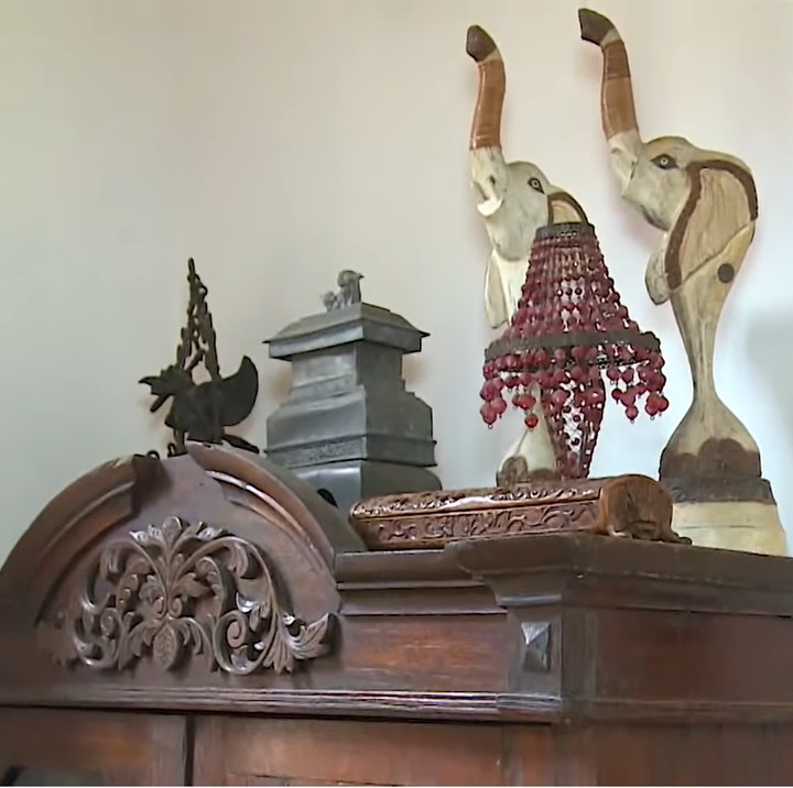 <p>Rieke memilih gaya tradisional dengan nuansa Jawa klasik. Di dalam rumahnya, terdapat berbagai ornamen dan dekorasi yang sangat menarik. "Hobi gue memang mengumpulkan kayu-kayu tua bekas, lalu diutak-atik. Rumah ini juga didesain sendiri, dicoret-coret sendiri tapi tetap ada yang bantu," cerita Rieke. (Foto: YouTube insertlive)</p>