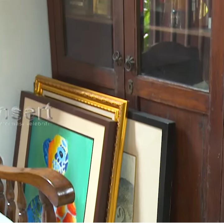 <p>Rieke mengatakan, ia tak khawatir ornamen kayu di rumahnya rusak akibat rayap. Sebab, ia telah memilih jenis kayu yang sangat kuat. "Ini jenis kayu merbau. Jenis kayu keras, jadi rayap sudah malas," ucapnya. (Foto: YouTube insertlive)</p>