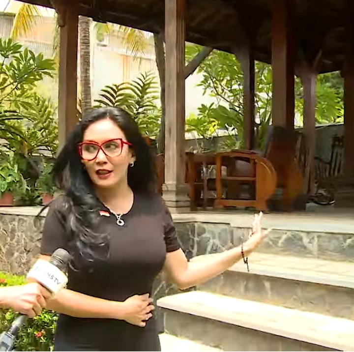 <p>Sementara itu di area luar, Rieke membangun sebuah pendopo yang sering digunakan untuk berbagai acara bertema seni. "Ini pendoponya kadang ada diskusi, suka ada pagelaran seni juga," ia mengatakan. (Foto: YouTube insertlive)</p>