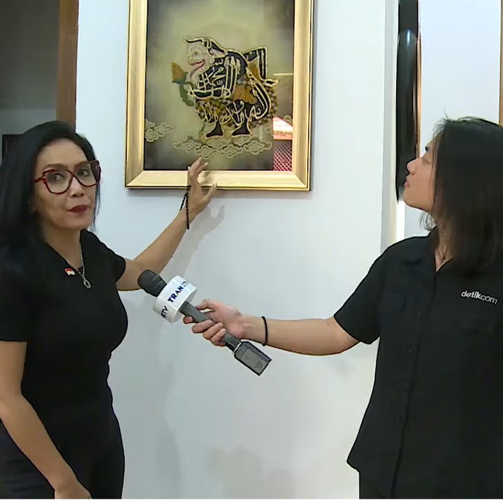 <p>Selain itu, Rieke juga mengoleksi berbagai karya seni lukisan di rumahnya. "Ini lukisan kaca, salah satu seni rupa yang tidak mudah. Ini medianya bukan kanvas, tapi kaca," kata Rieke memaparkan salah satu koleksi favoritnya. (Foto: YouTube insertlive)</p>