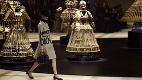 FOTO: Koleksi Dior yang Esensial di Paris Fashion Week