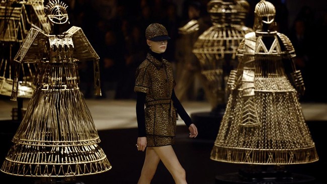 Rumah mode Christian Dior membuka Paris Fashion Week 2024. Koleksi mencerminkan sosok-sosok wanita tangguh yang independen.