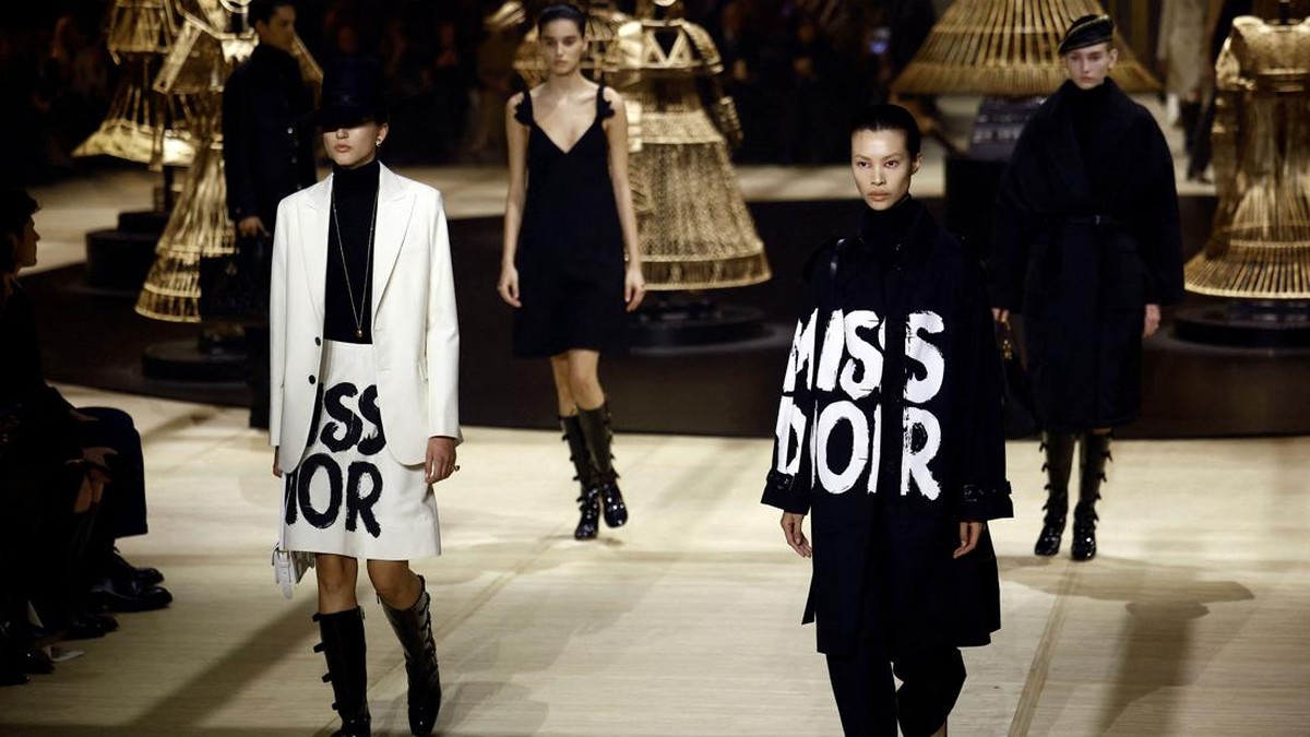FOTO: Koleksi Dior yang Esensial di Paris Fashion Week