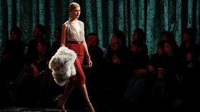 FOTO: Koleksi Busana Tembus Pandang Saint Laurent di Paris