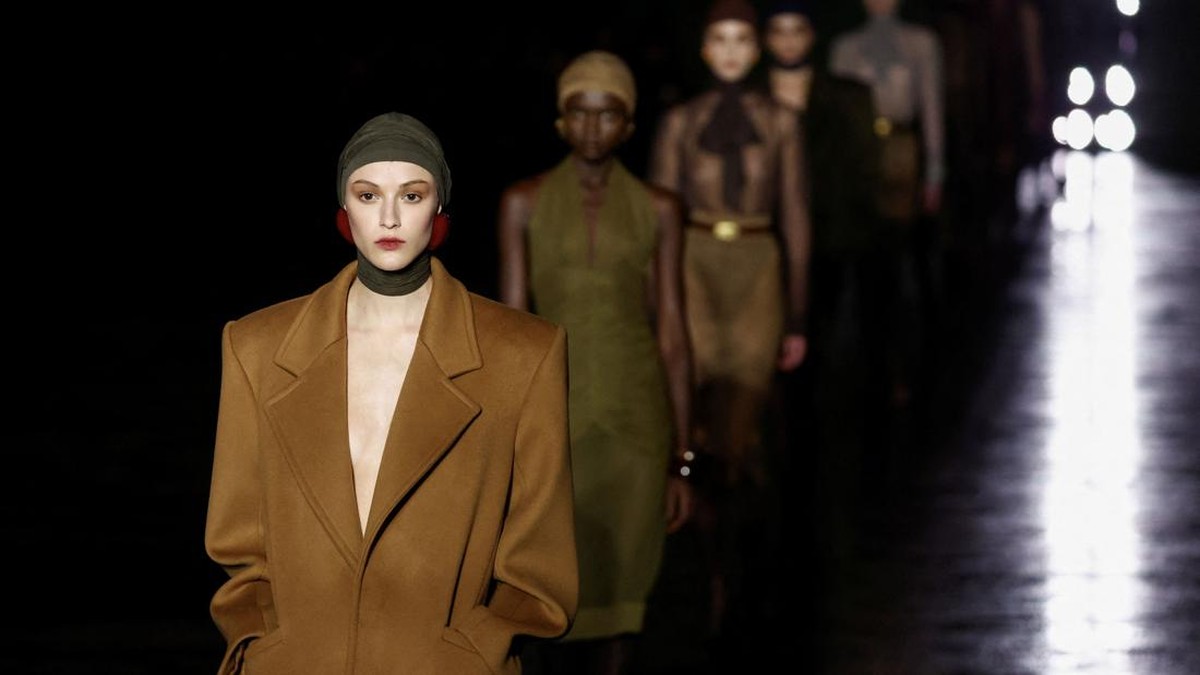 FOTO: Koleksi Busana Tembus Pandang Saint Laurent di Paris