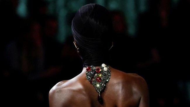 FOTO: Koleksi Busana Tembus Pandang Saint Laurent di Paris