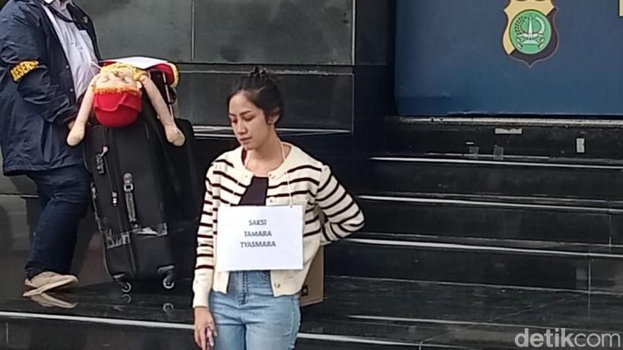 Tamara Tyasmara saat melakukan rekonstruksi.