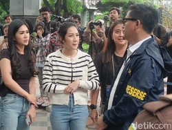 Penampakan Tamara Tyasmara Hadiri Rekonstruksi Pembunuhan Anaknya