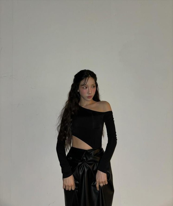 Tampilan off-shoulder Taeyeon Girls' Generation bisa menjadi referensi untuk hari-hari spesial. Atasan hitam minimalis yang ia kenakan tetap berkesan dengan detail cutting yang berani di bagian bahu dan pinggang./ Foto: elle.co.kr