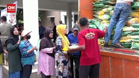 VIDEO: Harga Meroket, Warga Bekasi Berdesakan Demi Dapat Beras Bulog