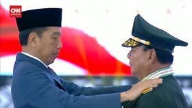 VIDEO: Momen Jokowi Sematkan Pangkat Jenderal Kehormatan ke Prabowo