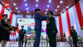 VIDEO: Momen Prabowo Diberi Pangkat Jenderal Bintang Empat oleh Jokowi