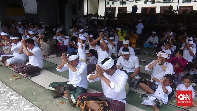 Dalam doa perayaan hari raya Galungan di Ambon, umat Hindu di sana juga berdoa bersama untuk pesta demokrasi yang masih berproses saat ini.