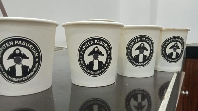 Ratusan anggota Banser menggeruduk Pemkab Pasuruan karena tak terima gambar wajah Gus Irsyad pada gelas 'Kopi Kapiten' dicoret spidol.
