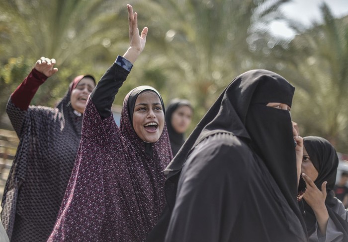 KHAN YUNIS, GAZA - OCTOBER 24: Women mourn after losing their relative in Israeli attacks as Israeli airstrikes continue on the 18th day, at Nasser Hospital in Khan Yunis, Gaza on October 24, 2023. (Photo by Abed Zagout/Anadolu via Getty Images)