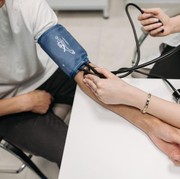 7 Kebiasaan yang Bantu Turunkan Tekanan Darah Secara Alami, Lakukan Ini Secara Rutin!