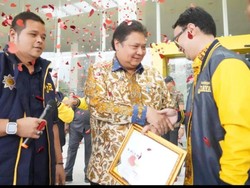Suara Golkar Meningkat di 2024, AMPI Beri Airlangga Piagam Penghargaan