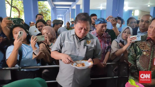 Menko Airlangga menyebutkan anggaran program makan siang gratis Prabowo bakal resmi masuk APBN usai KPU umumkan hasil Pilpres 2024.