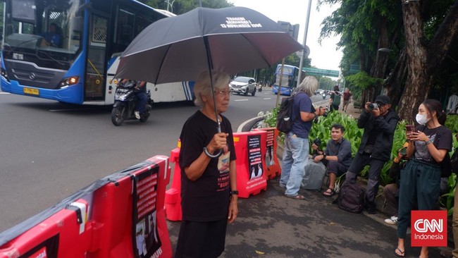 Salah satu ibu korban Tragedi Semanggi dalam Aksi Kamisan ke-807 di seberang istana mengkritisi pemberian pangkat bintang empat dari Jokowi ke Prabowo.