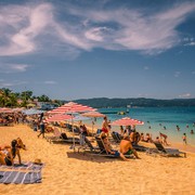 Kenapa Orang Bule Suka Berjemur di Pantai? Ternyata Ini Alasannya...