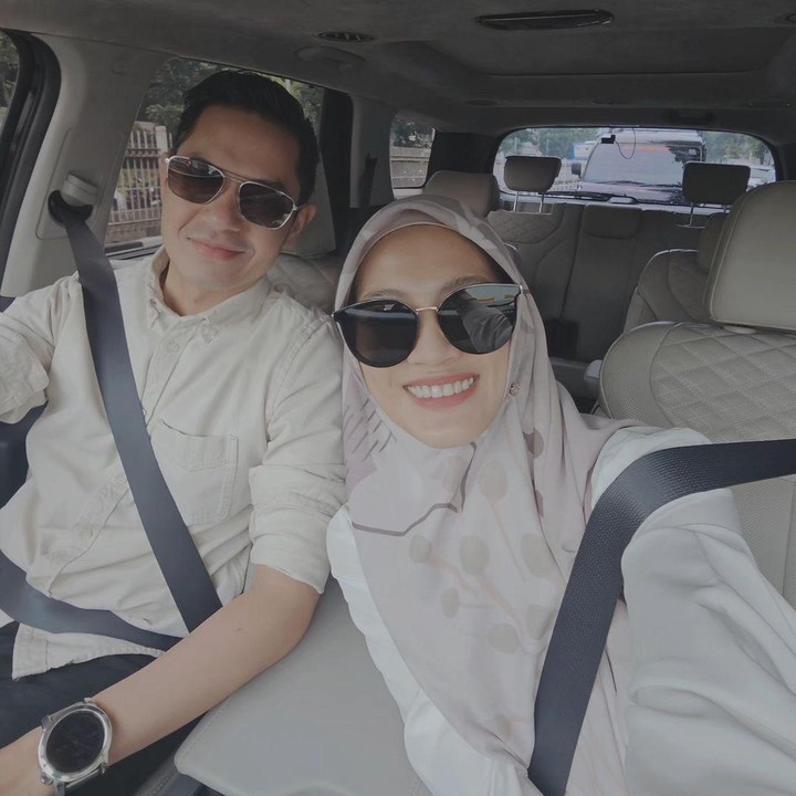 <p>Berselang enam tahun setelah hamil dan melahirkan anak kedua, kehamilannya yang ketiga diungkap ke publik saat sudah menginjak 18 minggu atau kurang lebih empat bulan. (Foto: Instagram@ichasoebandono)</p>