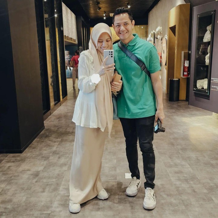 <p>Sebentar lagi, keluarga kecil mereka akan menyambut anggota baru yang kini masih berada di dalam kandungan Alyssa, Bunda. Perempuan 32 tahun ini diketahui tengah mengandung anak ketiganya yang diketahui berjenis kelamin perempuan. (Foto: Instagram@ichasoebandono)</p>
