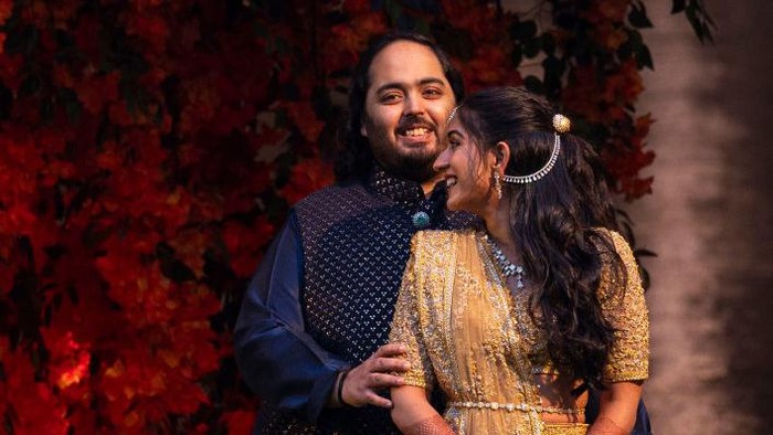MUMBAI, INDIA - JANUARY 19: Radhika Merchant and Anant Ambani pose for the media during their engagement, at Antilia  on January 19, 2023 in Mumbai, India. (Photo by Anshuman Poyrekar/Hindustan Times via Getty Images)