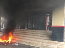 Demo di Kantor Pemkab Tasik Ricuh, Massa Lempari Petugas-Bakar Ban